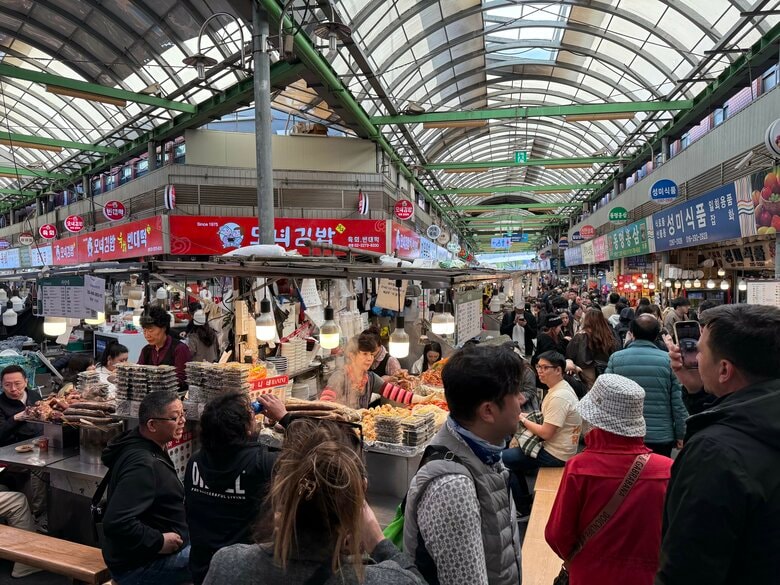 日本人観光客にも人気の広蔵市場（4月15日撮影）