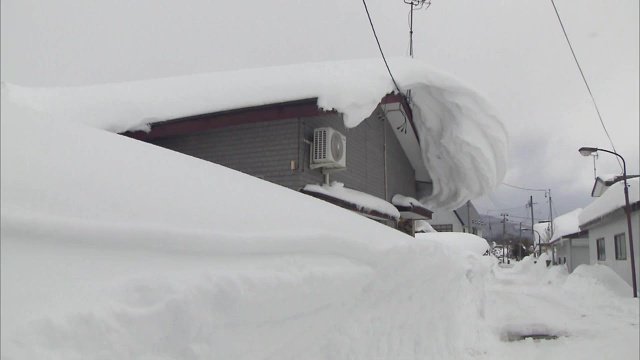 何層にも重なった屋根の雪がせり出している（福島県猪苗代町　2025年2月10日撮影）