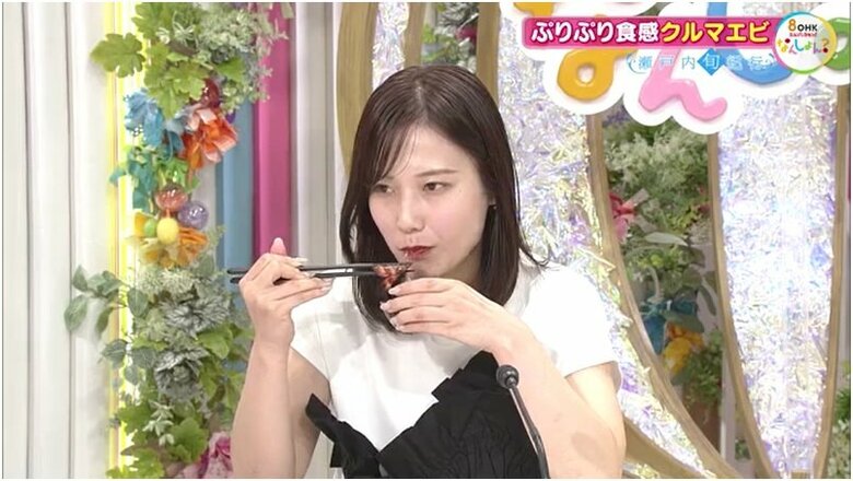 試食するOHK・藤本紅美アナウンサー
