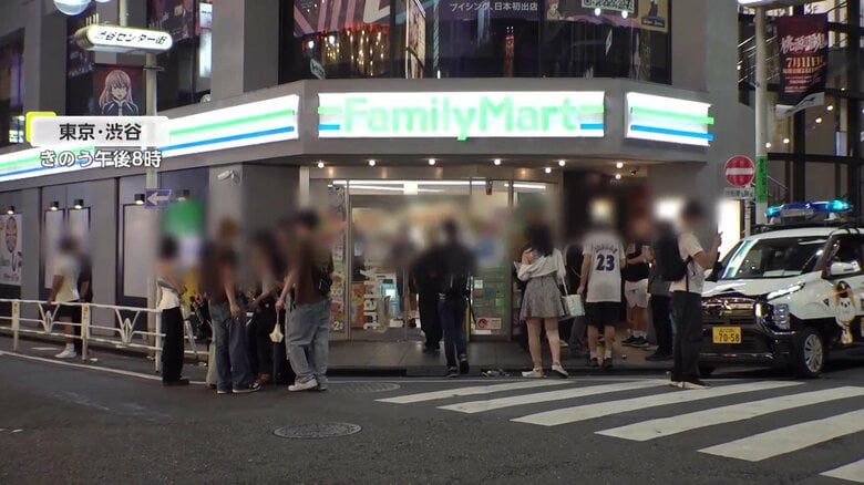 “コンビニ飲み”を始めた外国人たち（10日、東京・渋谷）