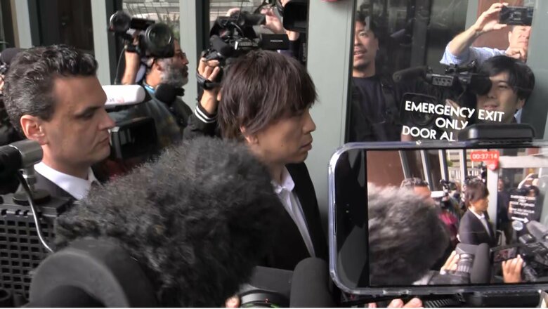 多くのメディアに囲まれて裁判所に入る水原被告