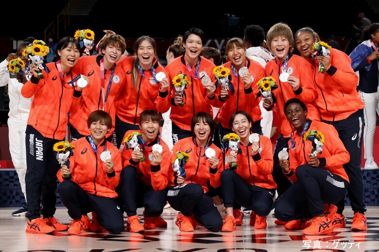 東京五輪で銀メダルを獲得した女子日本代表選手ら（2021年8月、さいたまスーパーアリーナ）