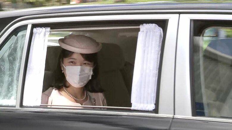 淡いピンクの装いで紀子さまへの挨拶に向かわれる愛子さま（2023年9月）