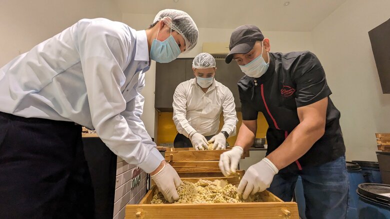 インドでの醬油作りの様子