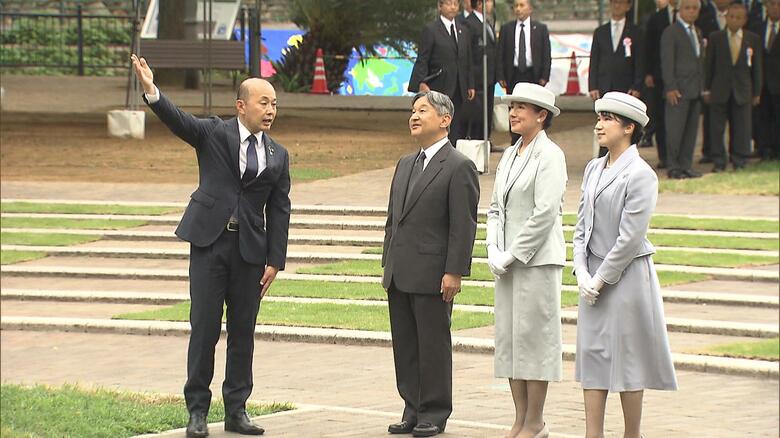 鈴木市長から説明を受けられる天皇ご一家