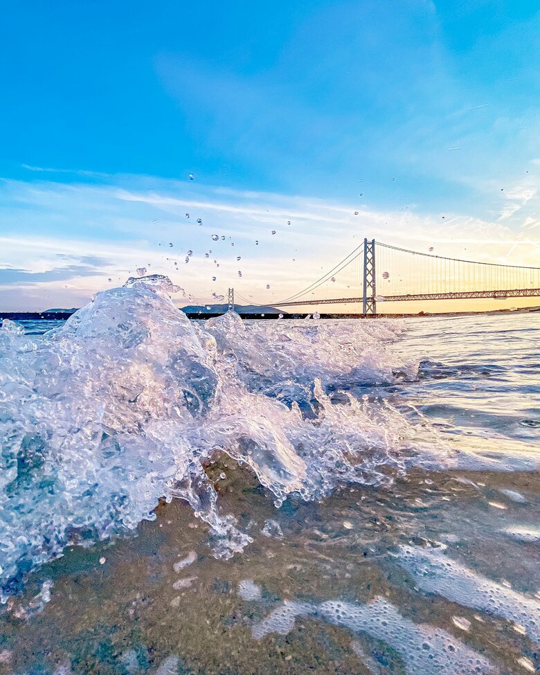 穏やかな空と波が対照的な写真