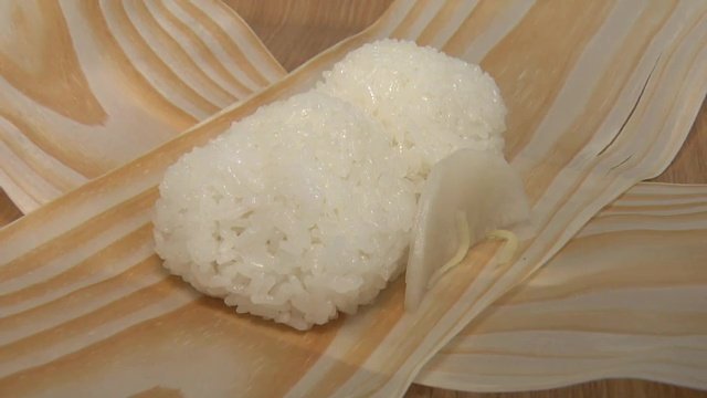 おむすびを経木で包む