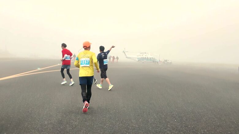 自衛隊車両やヘリコプターなども配置されたコースを通って…