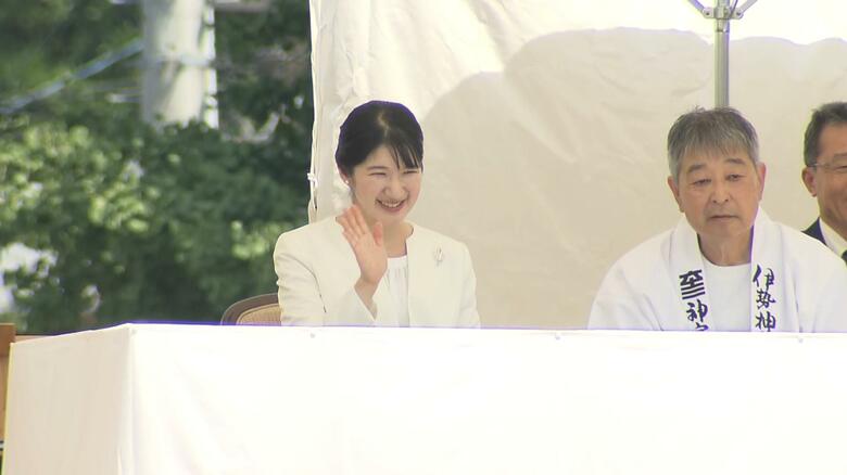 「川曳」を行う人たちに手を振られる