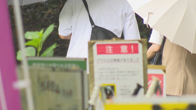 山へ入っていく人も