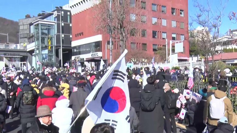 公邸前に集まる大統領支持者