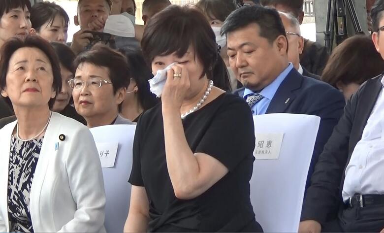 安倍元首相の銅像を前にハンカチで涙を拭う昭恵さん（高雄・7月18日）　