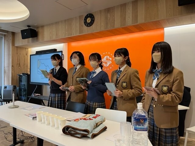 品川女子学院の生徒が生理について講義を行う