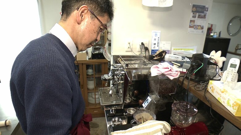 行きつけの喫茶店のマスターを代行した思い出を懐かしみながらコーヒーを入れる岸さん