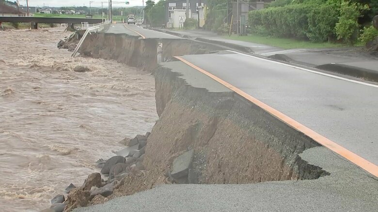 河川の氾濫により…道路崩落