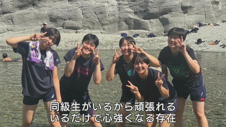 盛岡誠桜女子バレー部の3年生5人（写真：選手提供）