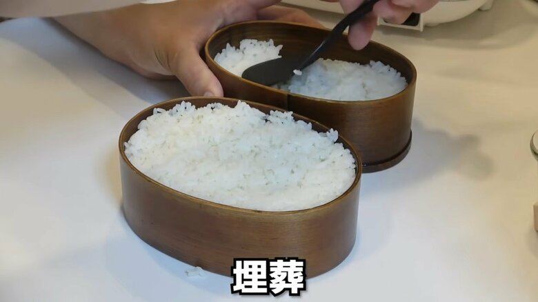 白米の下におかずがあるドッキリ弁当（提供：筒井さん）