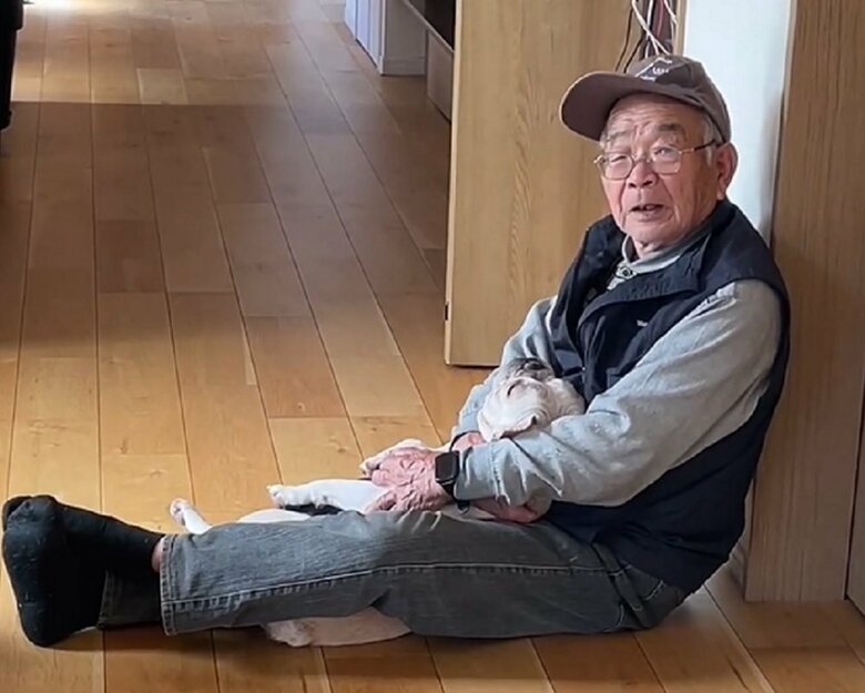 「僕のフード食べようよ」に困惑した様子のおじいちゃん