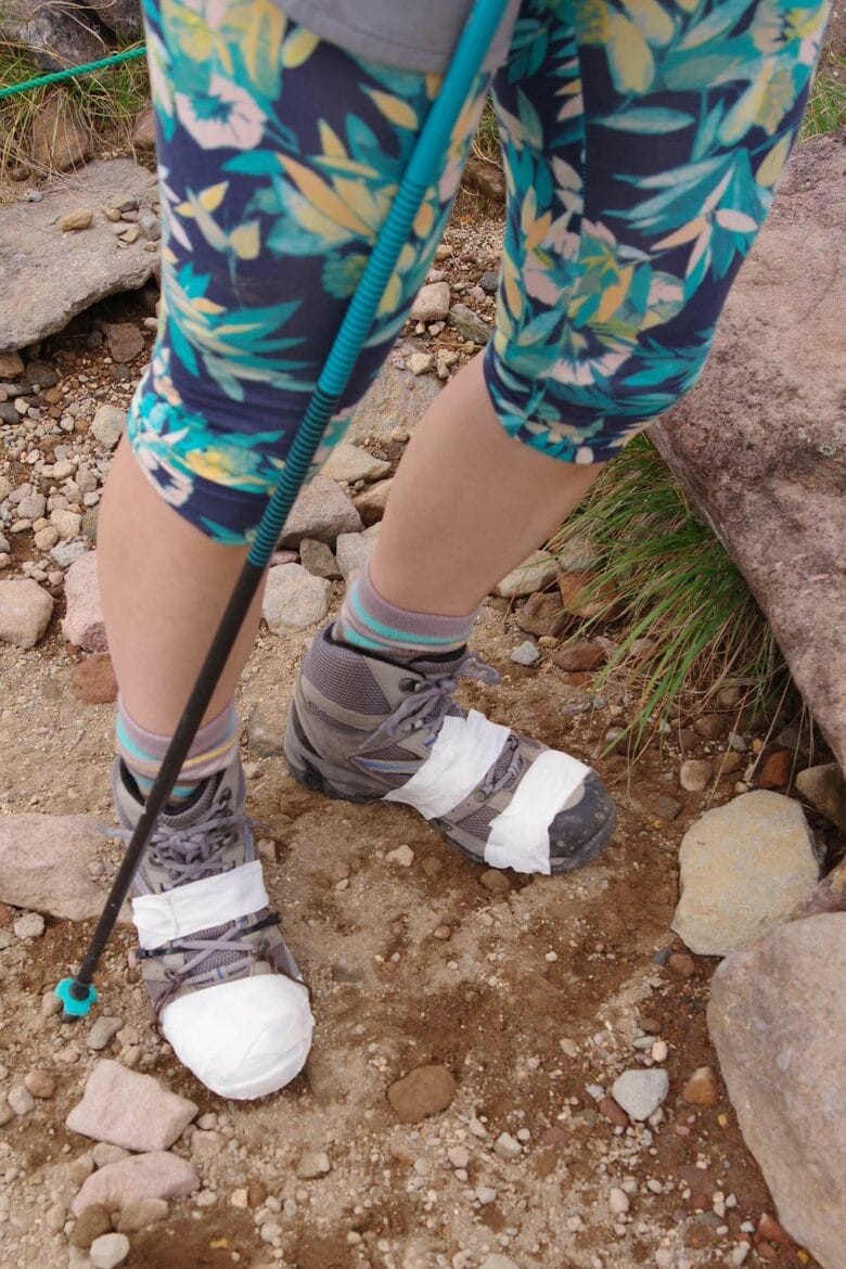 応急処置で剥がれたソールを固定（画像：石井スポーツ提供）