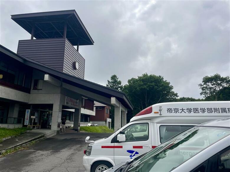 クリニックで待機する民間救急車