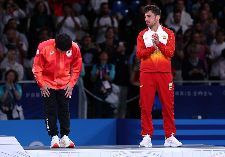 【因縁の2ショット】永山竜樹の銅メダルを祝福する同じく銅メダルのフランシスコ・ガリゴス（右）。準々決勝でガリゴスに絞め技をもらった永山は、主審の「待て」の後も、数秒間、絞め技を継続されたことで失神。審判がガリゴスに一本勝ちを宣告する“疑惑の判定”で敗れ金メダル獲得の道は途絶えた。