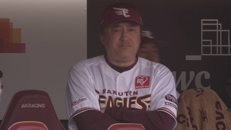 試合中ベンチで渋い表情を浮かべる石井前監督