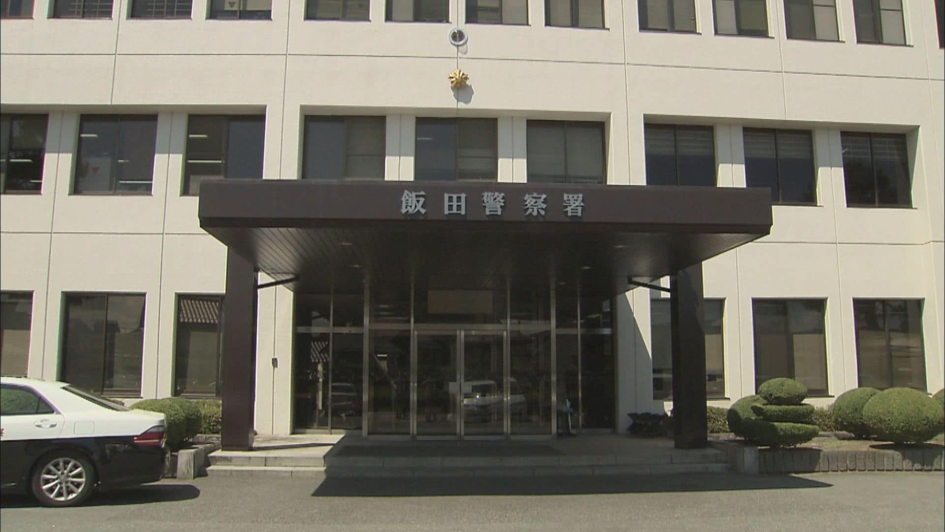 のり面の木が倒れ男性があわや下敷きに　道路の清掃作業の準備をしていた50歳の男性が打撲などの軽傷　大雨で土が緩んでいたか