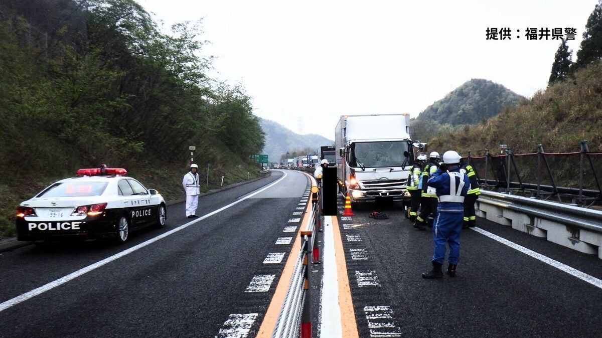 急に飛び出してきた」高速道路を歩いていた39歳男性が中型トラックには