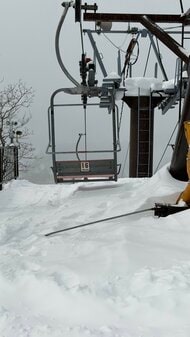  リフトで宙づりに　22歳女性が死亡　安全装置が作動しなかった可能性　死因は窒息を原因とする低酸素脳症　リュックのバックルが挟まり、引きずられたか　長野・小谷村のスキー場