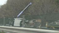 未明の高速道路で家族5人が乗ったキャンピングカーが横転 子供含む3人ケガ 避難後の車に後続トラック2台が衝突