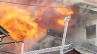 住宅全焼 強風で一気に燃え広がる 住民は逃げて無事 火の扱いに注意を