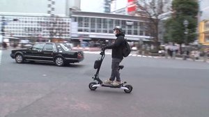 公道もスイスイ「電動キックスケーター」通勤…3密避けて次世代の移動手段に シェアサービスも登場