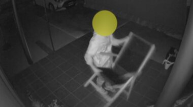 「勝手に座られてキモい」 テラスの椅子窃盗の一部始終が防犯カメラに 不審な動きは“下見”か?