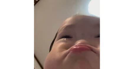 「誰?」赤ちゃんが“自撮り”した写真に爆笑! 涙が一粒…撮影時の状況を聞いた