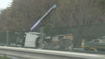 未明の高速道路で家族5人が乗ったキャンピングカーが横転 子供含む3人ケガ 避難後の車に後続トラック2台が衝突