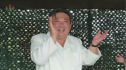 金正恩氏が手を叩いて喜ぶ姿も…12日発射「火星18型」は“高度も飛行距離も新記録”　北朝鮮メディアが映像公開　