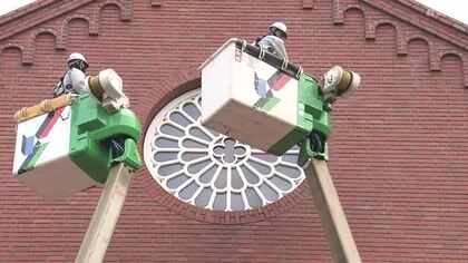 浦上天主堂のステンドグラス等を清掃　高所のプロが作業車使ってボランティア