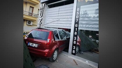 音楽教室に猛スピードの赤い車突っ込む　ボンネットから煙　中に男性“間一髪”回避の瞬間　「アクセルとブレーキ間違えた」　トルコ