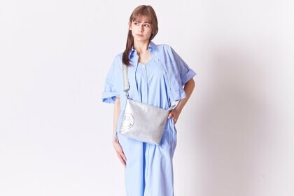 【梅雨の時期の本革バッグに関するアンケートを女性300人に実施】ビニール袋に入れて保管するのはNG?!~本革のプロが梅雨の時期の革製品の疑問点に回答~