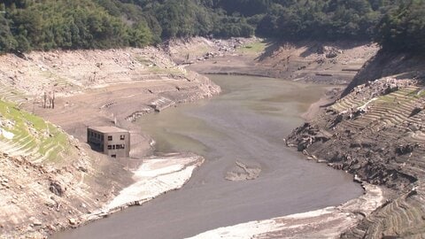 ダム底に沈んだ“役場”が露出　四国では雨不足続く　うどん店も危機感