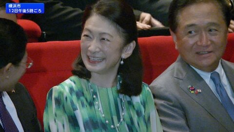 紀子さま ベトナム王女と日本の商人の物語『アニオー姫』のミュージカルを鑑賞　手元にはベトナムの国花・蓮をあしらったバッグ