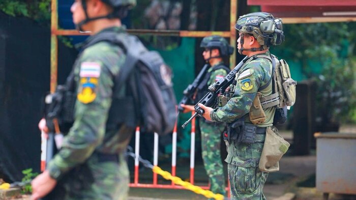 武装したタイ軍兵士が警戒を続ける詐欺拠点周辺