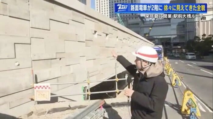 車道のすぐ横にそびえ立つ高い擁壁