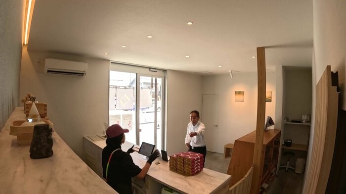 午前9時の開店とともに客が訪れる