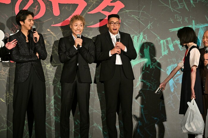 さなの登場に悲鳴を上げ、固まるメンバーたち