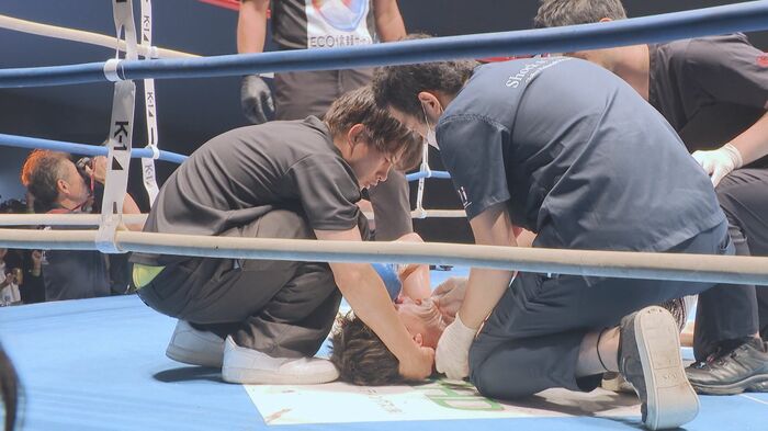 ダウンを喫した西本選手に駆け寄る医師たち(マリンメッセ福岡B館)
