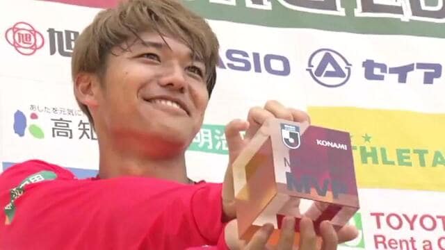 J3の月間MVPに選ばれて取材に応じる小林選手(5月20日・高知市)