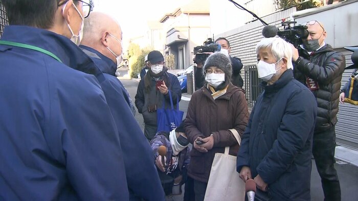 住民らが現場を訪れ「説明を受けていない」などと反対し、工事は中止された(午前9時半ごろ 東京・調布市)