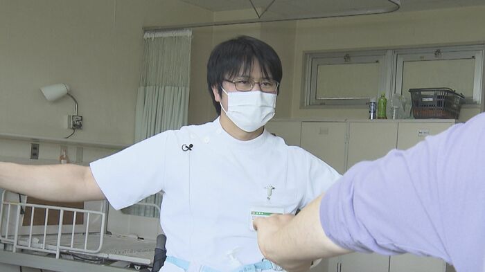 回診する加藤医師
