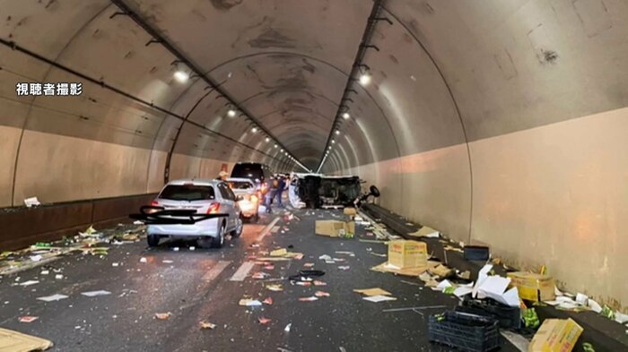 右側の車線には車が横転。段ボールなどたくさんの荷物が散乱している(道央自動車道・常磐トンネル 31日午前9時45分ごろ 視聴者撮影)